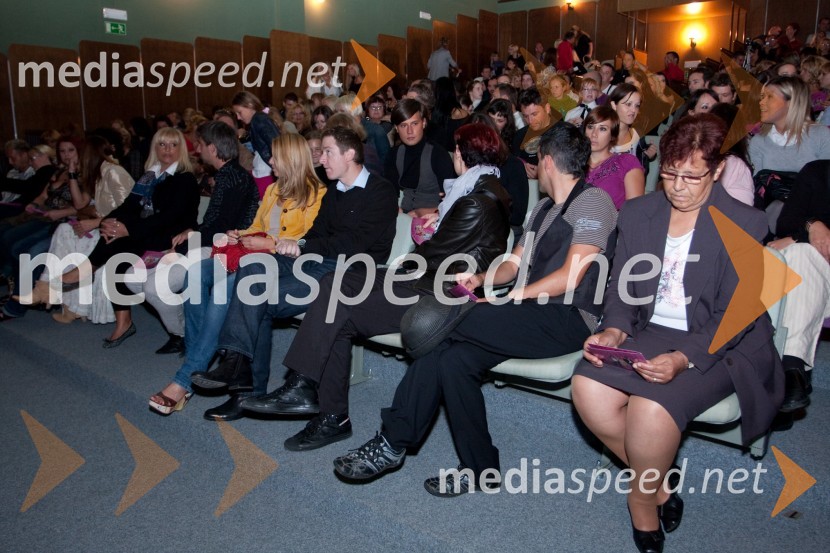 ObiskovalciDan žena, premiera predstave