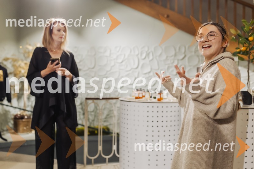  Taja Zuccato, novinarka;  Lisa Belhassen, ambasadorka znamke Maison CrivelliV Ikoni predstavili Maison Crivelli z ambasadorko Liso Belhassen