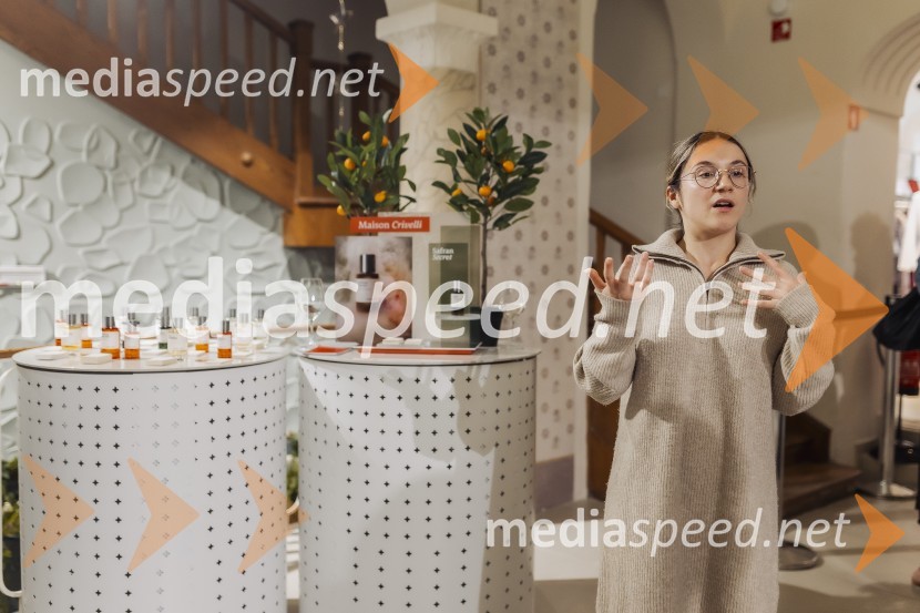  Lisa Belhassen, ambasadorka znamke Maison CrivelliV Ikoni predstavili Maison Crivelli z ambasadorko Liso Belhassen