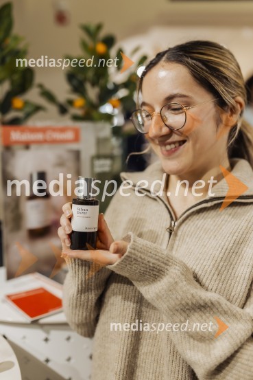  Lisa Belhassen, ambasadorka znamke Maison CrivelliV Ikoni predstavili Maison Crivelli z ambasadorko Liso Belhassen