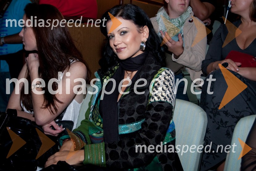 Nina Osenar, pevka in TV voditeljicaDan žena, premiera predstave