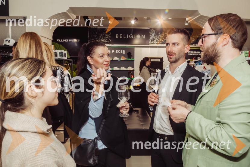  ... ;  Tomaž  Kemperl , urednik revije Golf Klub Premium;  ... V Ikoni predstavili Maison Crivelli z ambasadorko Liso Belhassen