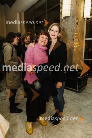  Damjana Černe, igralka;  Ivana Percan Kodarin, igralkaAnhovo, premiera drame v SNG Nova Gorica