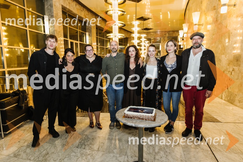  Timon Šturbej, igralec;  Marjuta  Slamič, igralka;  Ana Facchini, igralka;  Iztok Drabik Jug, igralec;  Urška Taufer, igralka;  Lara Fortuna, igralka;  Ivana Percan Kodarin, igralka;  Miha Nemec, igralec, režiser, vodja Snovalnega gledališča Sakerdon MihajlovičAnhovo, premiera drame v SNG Nova Gorica