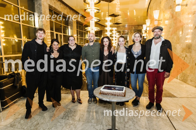  Timon Šturbej, igralec;  Marjuta  Slamič, igralka;  Ana Facchini, igralka;  Iztok Drabik Jug, igralec;  Urška Taufer, igralka;  Lara Fortuna, igralka;  Ivana Percan Kodarin, igralka;  Miha Nemec, igralec, režiser, vodja Snovalnega gledališča Sakerdon MihajlovičAnhovo, premiera drame v SNG Nova Gorica