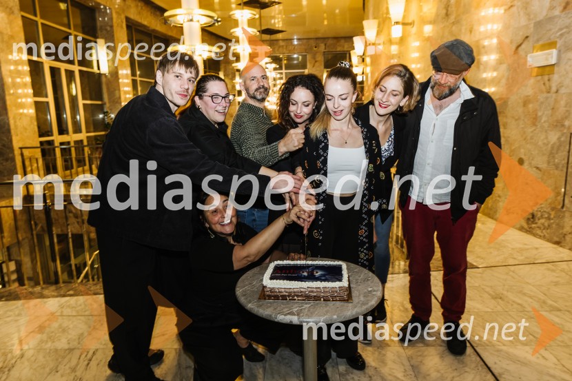  Timon Šturbej, igralec;  Ana Facchini, igralka;  Marjuta  Slamič, igralka;  Iztok Drabik Jug, igralec;  Urška Taufer, igralka;  Lara Fortuna, igralka;  Ivana Percan Kodarin, igralka;  Miha Nemec, igralec, režiser, vodja Snovalnega gledališča Sakerdon MihajlovičAnhovo, premiera drame v SNG Nova Gorica