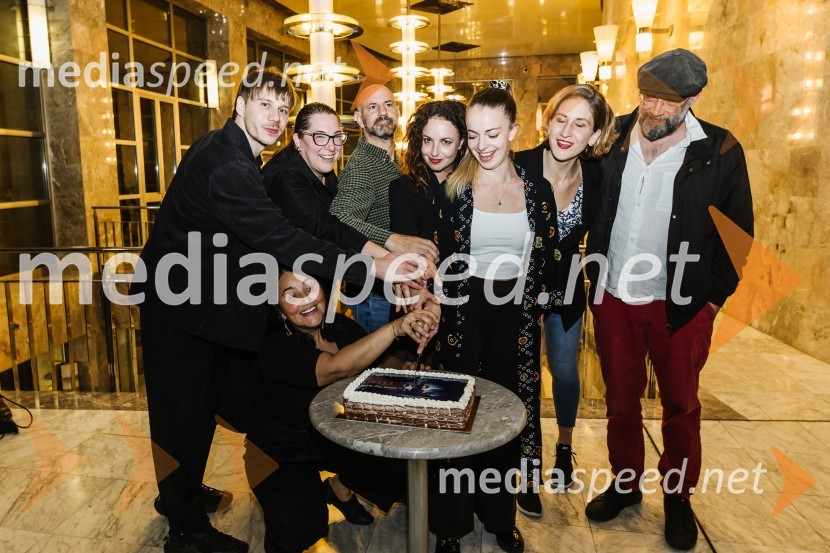  Timon Šturbej, igralec;  Marjuta  Slamič, igralka;  Ana Facchini, igralka;  Iztok Drabik Jug, igralec;  Urška Taufer, igralka;  Lara Fortuna, igralka;  Ivana Percan Kodarin, igralka;  Miha Nemec, igralec, režiser, vodja Snovalnega gledališča Sakerdon MihajlovičAnhovo, premiera drame v SNG Nova Gorica