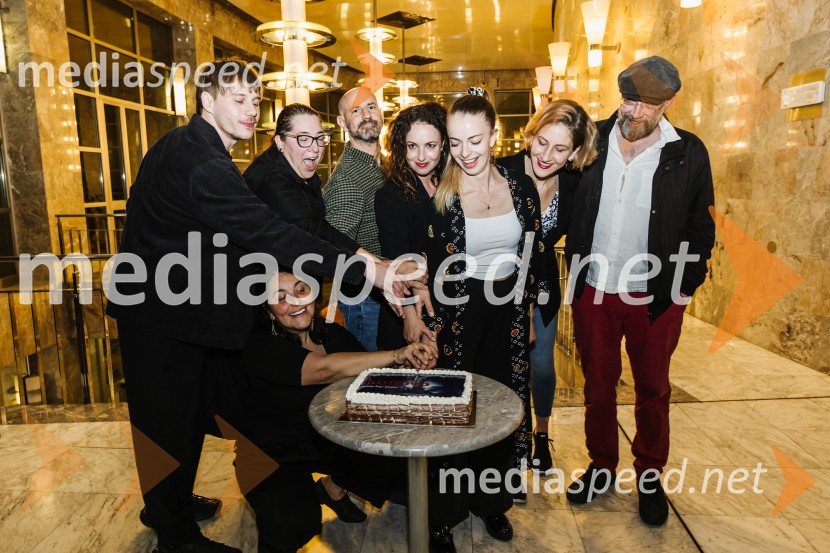  Timon Šturbej, igralec;  Marjuta  Slamič, igralka;  Ana Facchini, igralka;  Iztok Drabik Jug, igralec;  Urška Taufer, igralka;  Lara Fortuna, igralka;  Ivana Percan Kodarin, igralka;  Miha Nemec, igralec, režiser, vodja Snovalnega gledališča Sakerdon MihajlovičAnhovo, premiera drame v SNG Nova Gorica