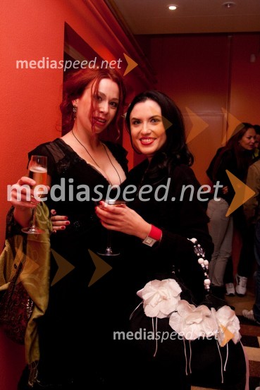 Anja Robida, igralka in Maja Martina Merljak, igralkaDan žena, premiera predstave