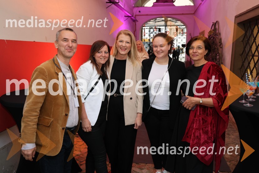 Ekipa HUMANICMesec mode v muzeju, zaključna modna revija in 80's party