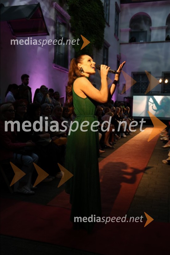  Flora Ema Lotrič, pevkaMesec mode v muzeju, zaključna modna revija in 80's party