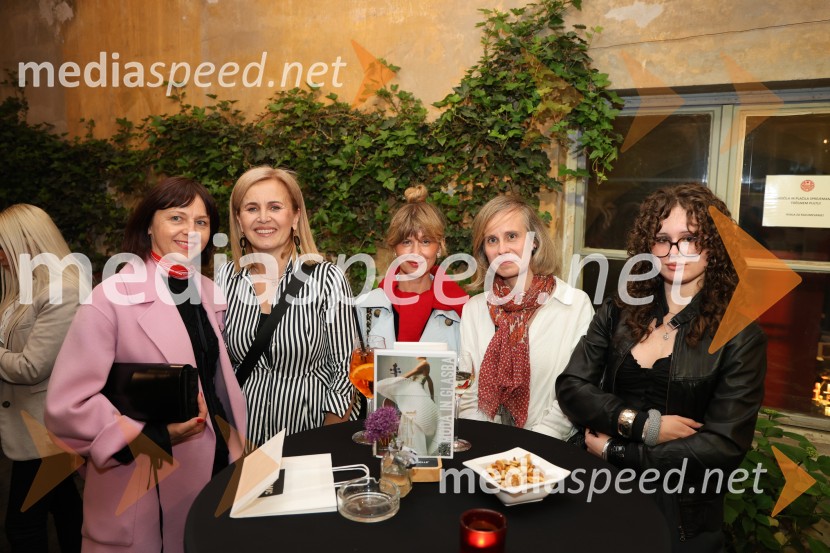  ... ;  Anita  Mlakar, moderatorka in svetovalka za odnose z javnostmi;  ... ;  ... ;  ... Mesec mode v muzeju, zaključna modna revija in 80's party