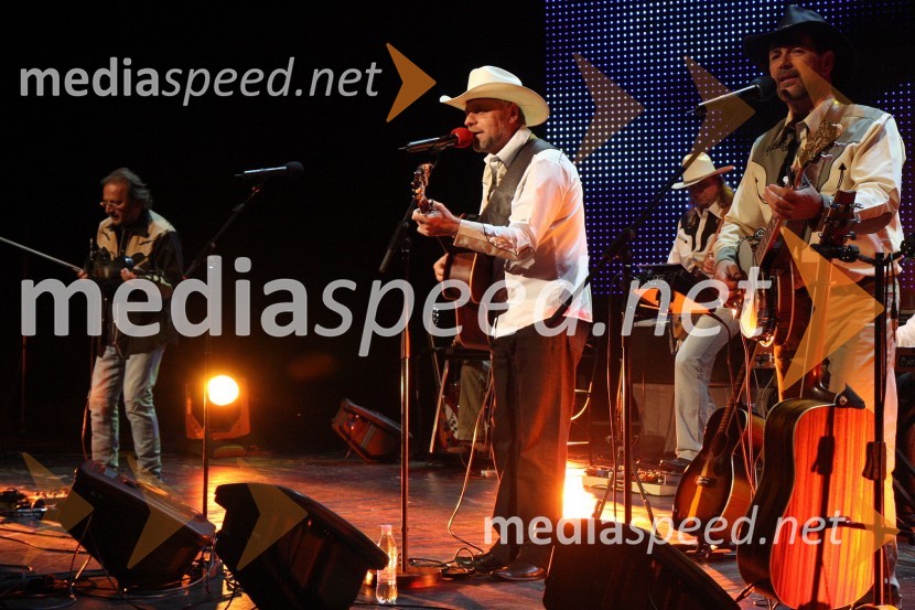 Milan Pečovnik - Pidži, pevec s spremljevalno skupinoMilan Pečovnik – Pidži, koncert ob 30. obletnici glasbenega ustvarjanja