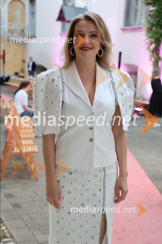  Ani Frece, pevkaMesec mode v muzeju, zaključna modna revija in 80's party