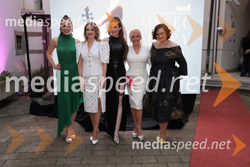  Flora Ema Lotrič, pevka;  Ani Frece, pevka;  Urška Edina, pevka;  Nuša Derenda, pevka;  Maja Pihler Stermecki-Bilbi, glasbenicaMesec mode v muzeju, zaključna modna revija in 80's party