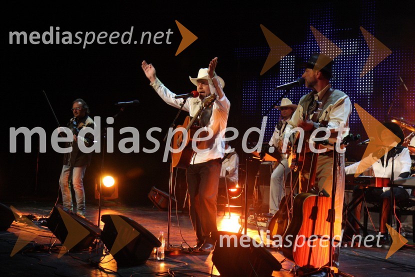 Milan Pečovnik - Pidži, pevec s spremljevalno skupinoMilan Pečovnik – Pidži, koncert ob 30. obletnici glasbenega ustvarjanja