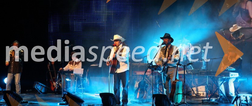 Milan Pečovnik - Pidži, pevec s spremljevalno skupinoMilan Pečovnik – Pidži, koncert ob 30. obletnici glasbenega ustvarjanja