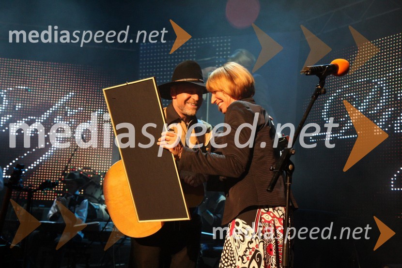 Milan Pečovnik - Pidži, pevec in Mojca Menart, vodja in odgovorna urednica Založbe kaset in plošč RTV SlovenijaMilan Pečovnik – Pidži, koncert ob 30. obletnici glasbenega ustvarjanja