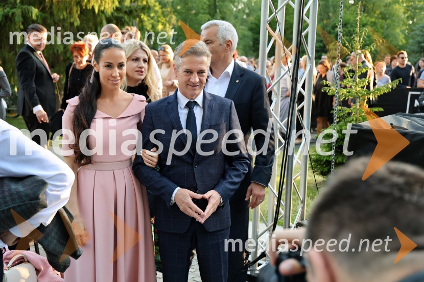  Tina Gaber, fotomodel;  Katja Arsenovič, direktorica Rožmarin Hospitality Group; dr. Robert Golob, predsednik vlade RS;  Aleksander Saša Arsenovič, župan, Mestna občina Maribor10. Operna noč v Mestnem parku 2025