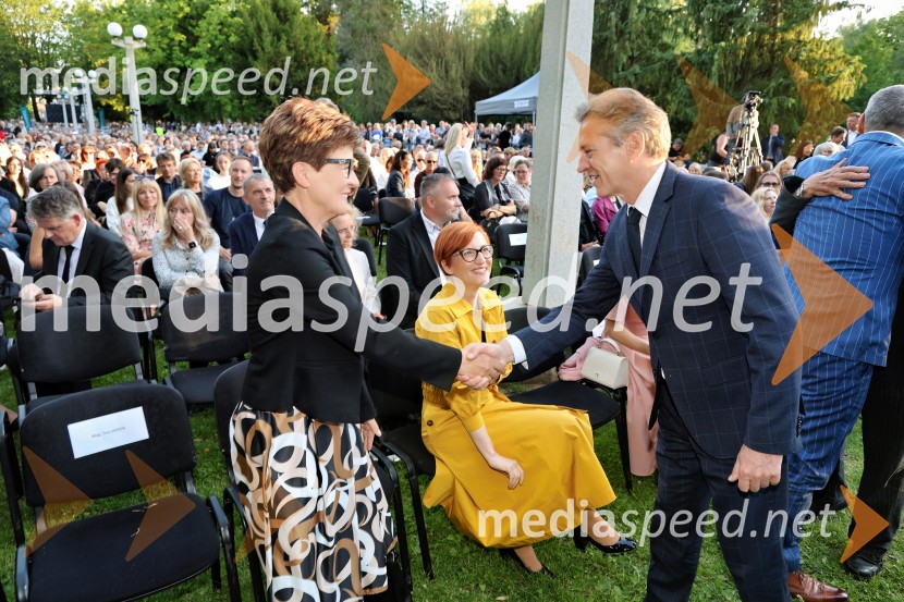  ... ; dr. Asta Vrečko, ministrica za kulturo; dr. Robert Golob, predsednik vlade RS10. Operna noč v Mestnem parku 2025