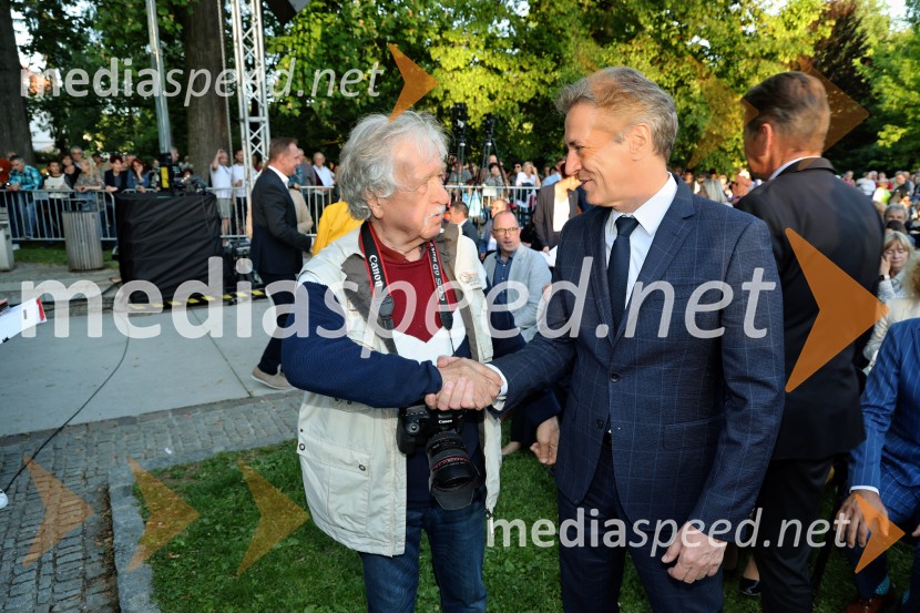  Rade  Bakračevič, predsednik Nadzornega odbora Zveze Srbov Slovenije, fotograf; dr. Robert Golob, predsednik vlade RS10. Operna noč v Mestnem parku 2025