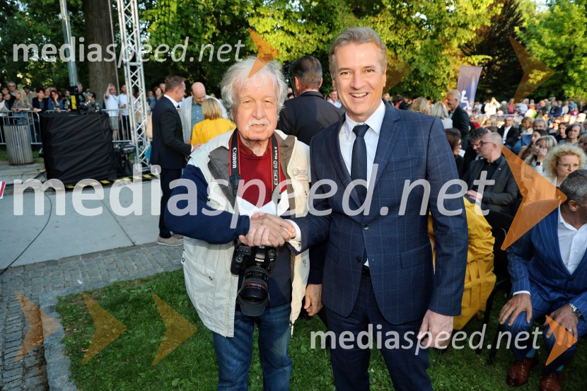  Rade  Bakračevič, predsednik Nadzornega odbora Zveze Srbov Slovenije, fotograf; dr. Robert Golob, predsednik vlade RS10. Operna noč v Mestnem parku 2025