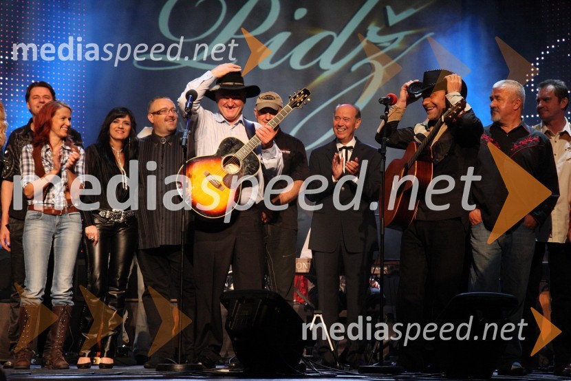 Spredaj: Martin Strel, maratonski plavalec in Milan Pečovnik - Pidži, pevecMilan Pečovnik – Pidži, koncert ob 30. obletnici glasbenega ustvarjanja