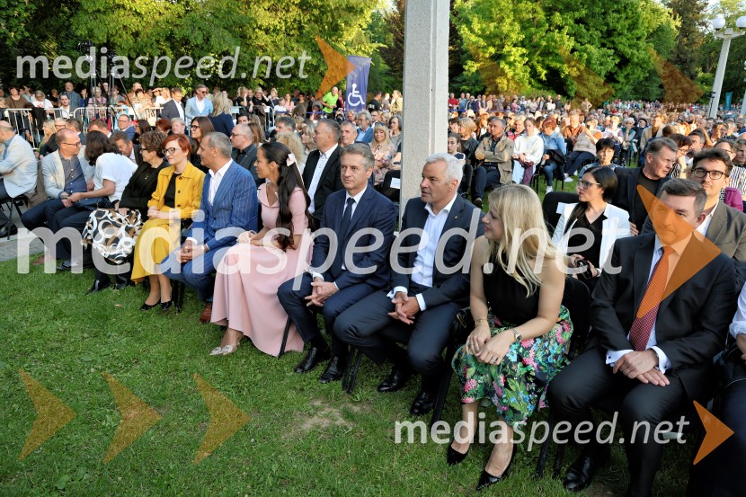 dr. Asta Vrečko, ministrica za kulturo;  Danilo Rošker, direktor SNG Maribor;  Tina Gaber, fotomodel; dr. Robert Golob, predsednik vlade RS;  Aleksander Saša Arsenovič, župan, Mestna občina Maribor;  Katja Arsenovič, direktorica Rožmarin Hospitality Group; dr. Aleš Musar, lastnik Ruske dače10. Operna noč v Mestnem parku 2025