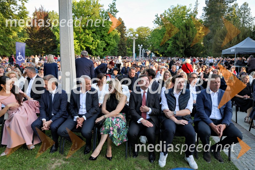  Tina Gaber, fotomodel; dr. Robert Golob, predsednik vlade RS;  Aleksander Saša Arsenovič, župan, Mestna občina Maribor;  Katja Arsenovič, direktorica Rožmarin Hospitality Group; dr. Aleš Musar, lastnik Ruske dače;  Lenart Žavbi, Poslanec Državnega zbora Republike Slovenije;  ... 10. Operna noč v Mestnem parku 2025