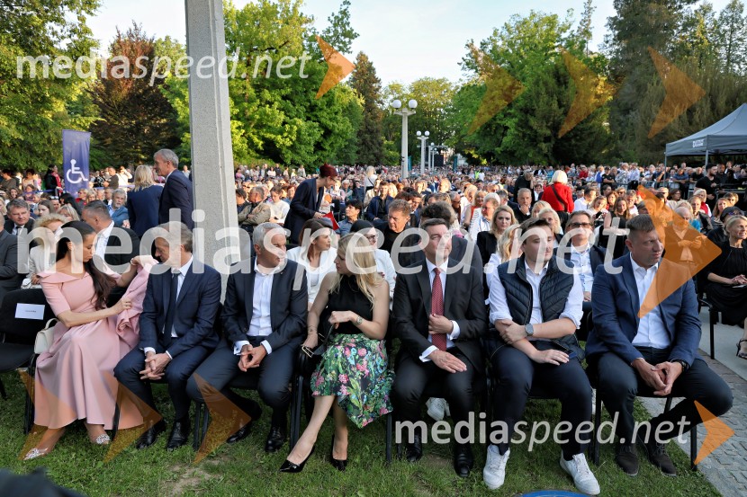  Tina Gaber, fotomodel; dr. Robert Golob, predsednik vlade RS;  Aleksander Saša Arsenovič, župan, Mestna občina Maribor;  Katja Arsenovič, direktorica Rožmarin Hospitality Group; dr. Aleš Musar, lastnik Ruske dače;  ... ; mag. Andrej Rajh, državni sekretar, Ministrstvo za infrastrukturo10. Operna noč v Mestnem parku 2025
