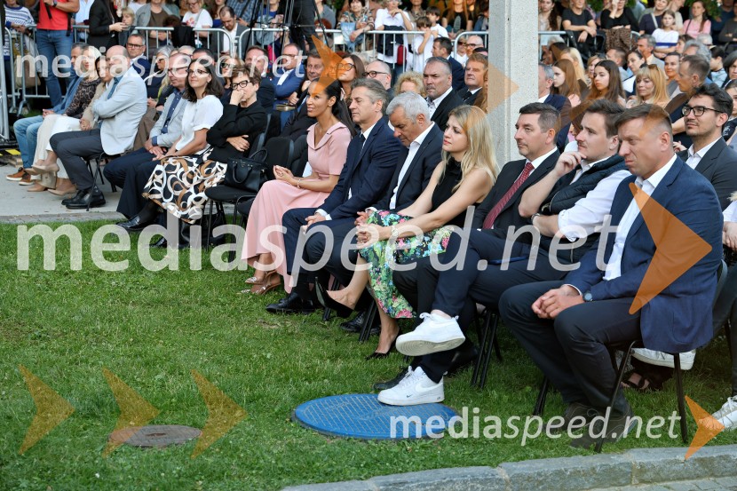  Tina Gaber, fotomodel; dr. Robert Golob, predsednik vlade RS;  Aleksander Saša Arsenovič, župan, Mestna občina Maribor;  Katja Arsenovič, direktorica Rožmarin Hospitality Group; dr. Aleš Musar, lastnik Ruske dače10. Operna noč v Mestnem parku 2025
