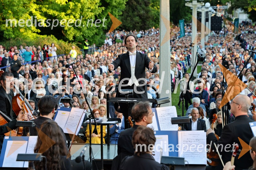  Simon Krečič, dirigent in pianist10. Operna noč v Mestnem parku 2025