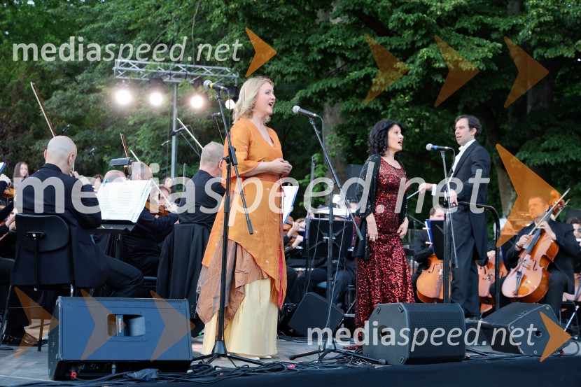  Andreja Zakonjšek Krt, sopranistka;  Irena  Petkova, operna pevka10. Operna noč v Mestnem parku 2025