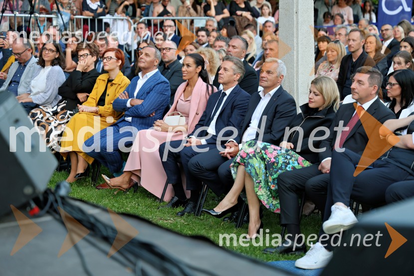dr. Asta Vrečko, ministrica za kulturo;  Danilo Rošker, direktor SNG Maribor;  Tina Gaber, fotomodel; dr. Robert Golob, predsednik vlade RS;  Aleksander Saša Arsenovič, župan, Mestna občina Maribor;  Katja Arsenovič, direktorica Rožmarin Hospitality Group; dr. Aleš Musar, lastnik Ruske dače10. Operna noč v Mestnem parku 2025