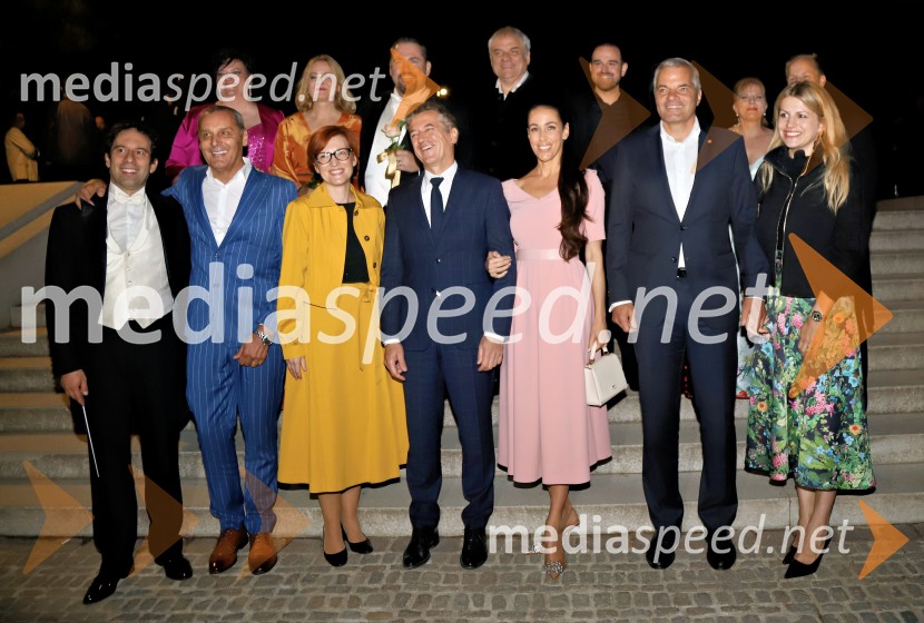  Simon Krečič, umetniški direktor Opere SNG Maribor;  Rebeka Lokar, operna pevka;  Danilo Rošker, direktor SNG Maribor;  Andreja Zakonjšek Krt, sopranistka; dr. Asta Vrečko, ministrica za kulturo;  Jaki Jurgec, operni solist; dr. Robert Golob, predsednik vlade RS;  Željko Lučić, operni pevec;  Tina Gaber, fotomodel;  Žiga Lakner, pevec;  Saša Arsenovič, solastnik Galerije Gosposka ter kavarne, restavracije in vinoteke Rožmarin;  Petya Ivanova, operna solistka;  Katja Arsenovič, direktorica Rožmarin Hospitality Group10. Operna noč v Mestnem parku 2025