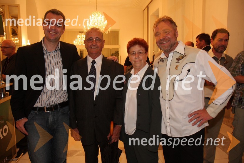 Milan Pečovnik - Pidži, pevec z družinoMilan Pečovnik – Pidži, koncert ob 30. obletnici glasbenega ustvarjanja