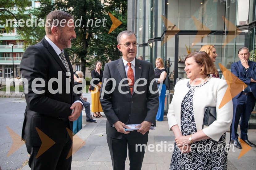  Klemen Boštjančič, minister za finance;  ... ;  ... Sydney Dance Company: Dvojina, plesna predstava v Cankarjevem domu