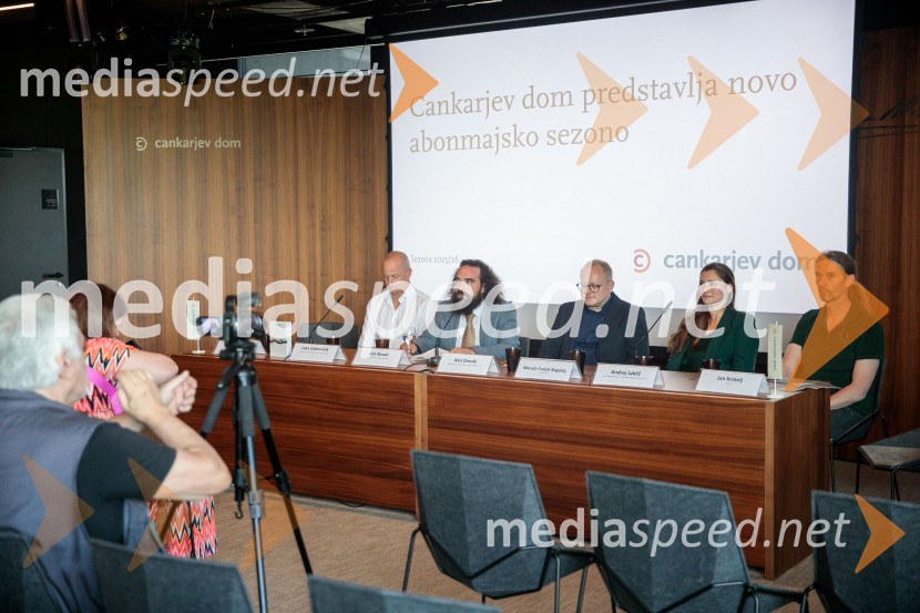  Luka Gabrovšek, direktor, Mastercard Slovenija;   Jure Novak, generalni direktor, Cankarjev dom; mag. Aleš Drenik, vodja programa resne glasbe, opere in balet, Cankarjev dom;  Maruša Turjak Bogataj, violončelistka;  Andrej Jaklič, vodja gledališkega in sodobnoplesnega programa CDPredstavitev sezone 2025/26 v Cankarjevem domu, novinarska konferenca