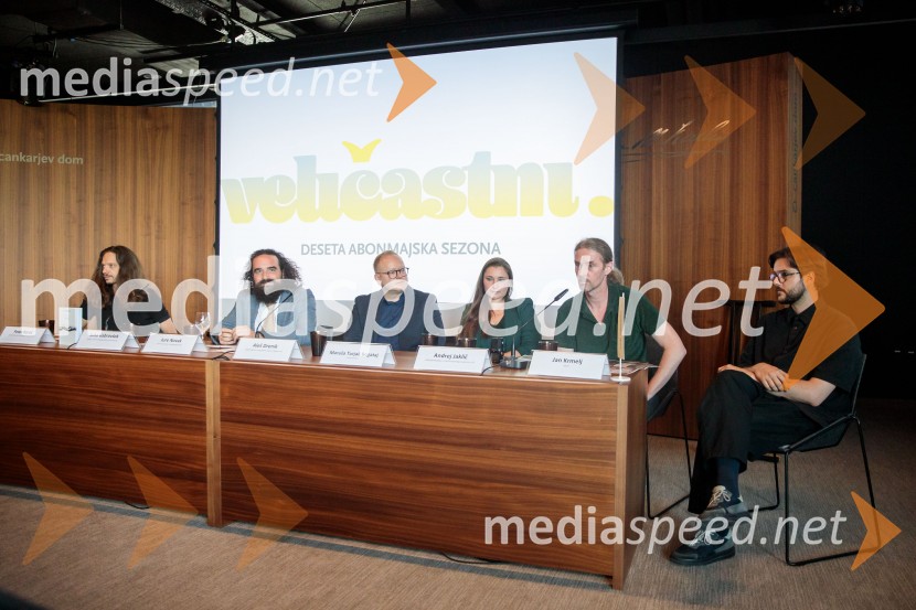  Peter Baroš, direktor kulturno-umetniškega programa Cankarjevega doma;   Jure Novak, generalni direktor, Cankarjev dom; mag. Aleš Drenik, vodja programa resne glasbe, opere in balet, Cankarjev dom;  Maruša Turjak Bogataj, violončelistka;  Andrej Jaklič, vodja gledališkega in sodobnoplesnega programa CD;  Jan Krmelj, režiserPredstavitev sezone 2025/26 v Cankarjevem domu, novinarska konferenca