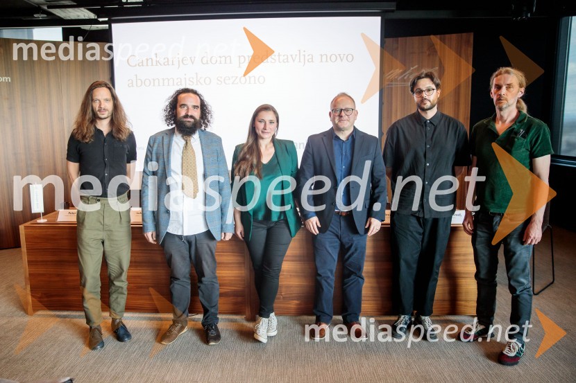  Peter Baroš, direktor kulturno-umetniškega programa Cankarjevega doma;   Jure Novak, generalni direktor, Cankarjev dom;  Maruša Turjak Bogataj, violončelistka; mag. Aleš Drenik, vodja programa resne glasbe, opere in balet, Cankarjev dom;  Jan Krmelj, režiser;  Andrej Jaklič, vodja gledališkega in sodobnoplesnega programa CDPredstavitev sezone 2025/26 v Cankarjevem domu, novinarska konferenca