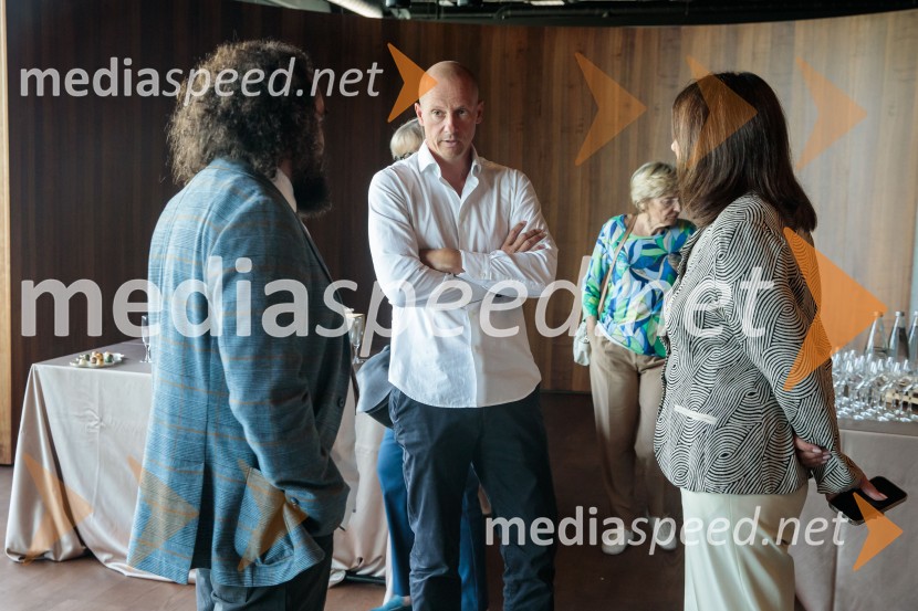   Jure Novak, generalni direktor, Cankarjev dom;  Luka Gabrovšek, direktor, Mastercard Slovenija; mag. Breda Pečovnik, direktorica kongresno komercialne dejavnosti Cankarjev domPredstavitev sezone 2025/26 v Cankarjevem domu, novinarska konferenca