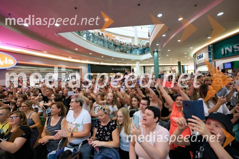 Igralci serije Skrito v raju navdušili v mariborskem Europarku