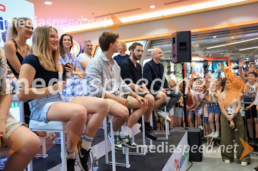  Mei Rabič, igralka;  Matej Zemljič, igralec;  Matino Antunović, hrvaški igralec;  Alen Šalinović, hrvaški igralecIgralci serije Skrito v raju navdušili v mariborskem Europarku