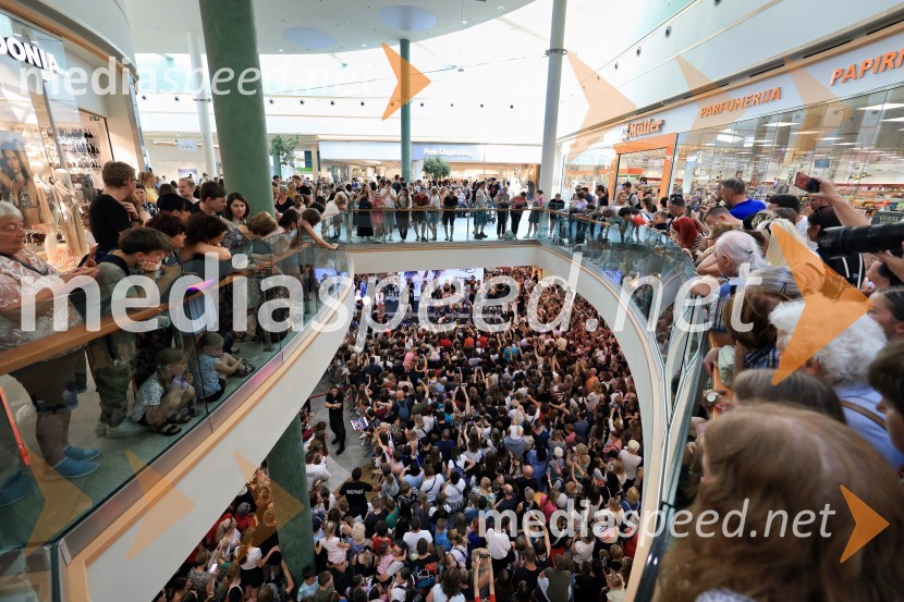 Igralci serije Skrito v raju navdušili v mariborskem Europarku