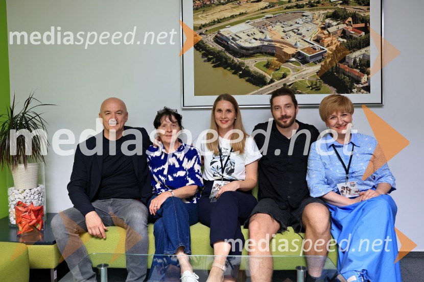  Alen Šalinović, hrvaški igralec;  ... ;  Vanja Bele Kovačič, vodja marketinga, Europark;  Matino Antunović, hrvaški igralec;  Petra Romih, marketing, EuroparkIgralci serije Skrito v raju navdušili v mariborskem Europarku