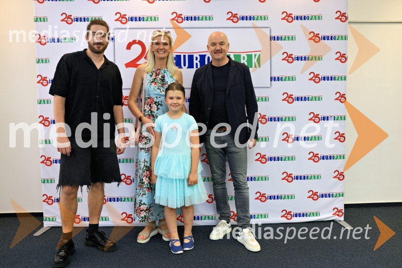  Matino Antunović, hrvaški igralec;  ... ;  ... ;  Alen Šalinović, hrvaški igralecIgralci serije Skrito v raju navdušili v mariborskem Europarku