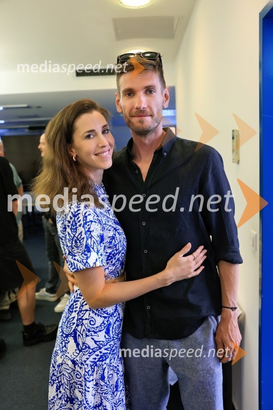  Nina Rakovec, igralka, pevka;  Robert Korošec, igralecIgralci serije Skrito v raju navdušili v mariborskem Europarku