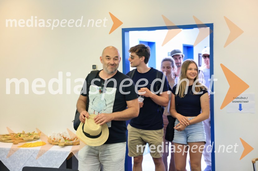  Gaber K. Trseglav, igralec;  Matej Zemljič, igralec;  Mei Rabič, igralkaIgralci serije Skrito v raju navdušili v mariborskem Europarku