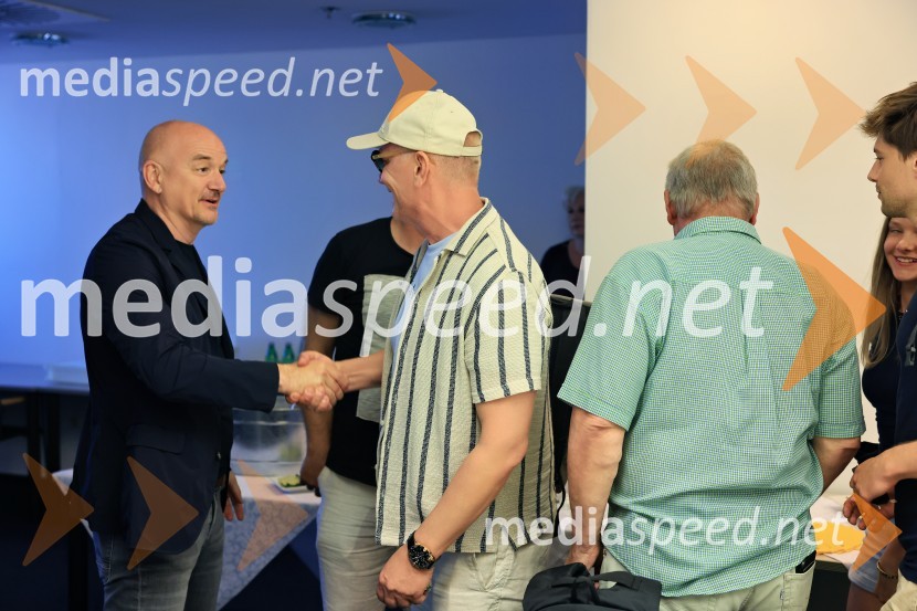  Alen Šalinović, hrvaški igralec;  Uroš Smolej, igralecIgralci serije Skrito v raju navdušili v mariborskem Europarku