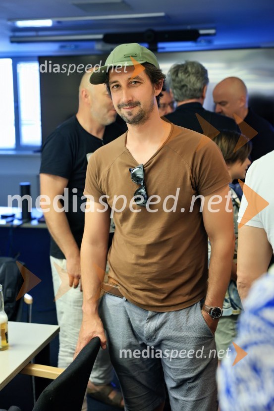  Žiga Udir, igralecIgralci serije Skrito v raju navdušili v mariborskem Europarku